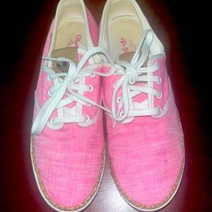 Gently worn adidas women’s canvas size 6!